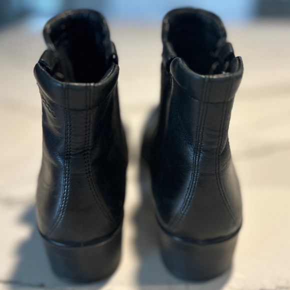 ECCO SIZE 7 ~ Black Chelsea Boots - Picture 5 of 7